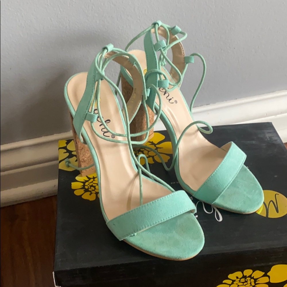 Sandal high heels with lace up